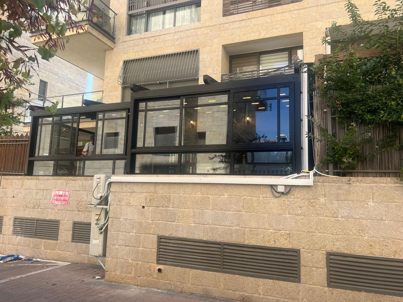 סגירת חורף מאלומיניום וזכוכית — מבט חיצוני על חזית הבית