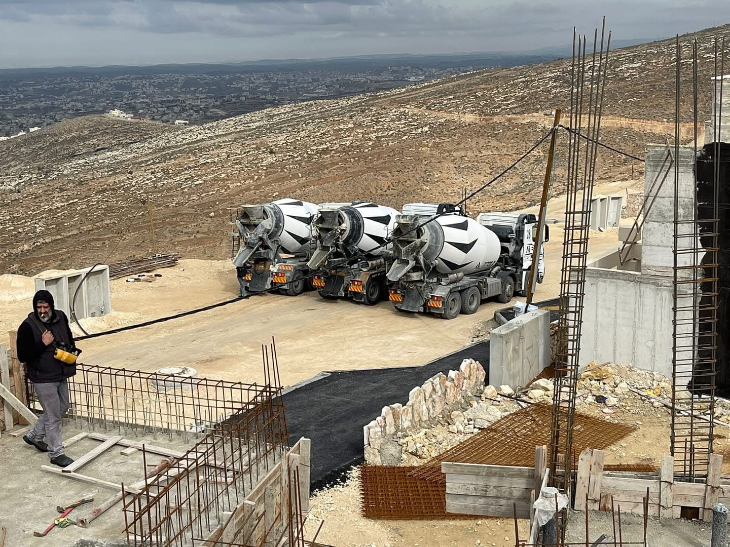 משאיות מערבל בטון באתר בנייה