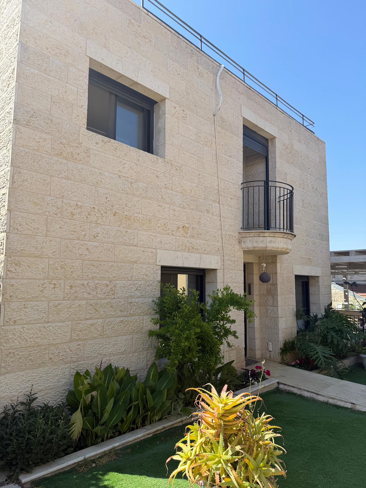 פרוייקט הריסה ובניה של וילה — חזית אבן ירושלמית