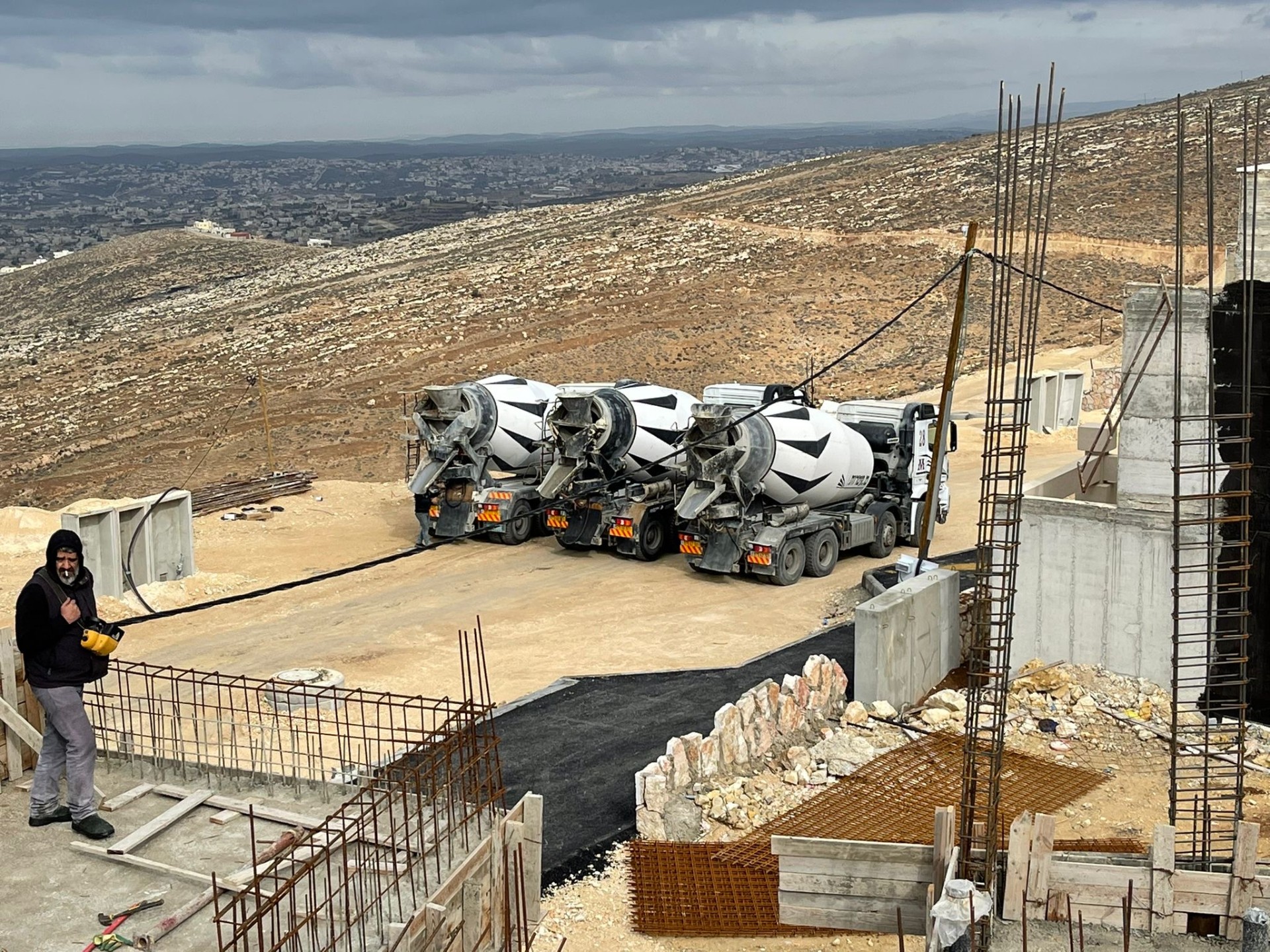 אתר בניה פעיל — מיקסרים ועבודות שלד