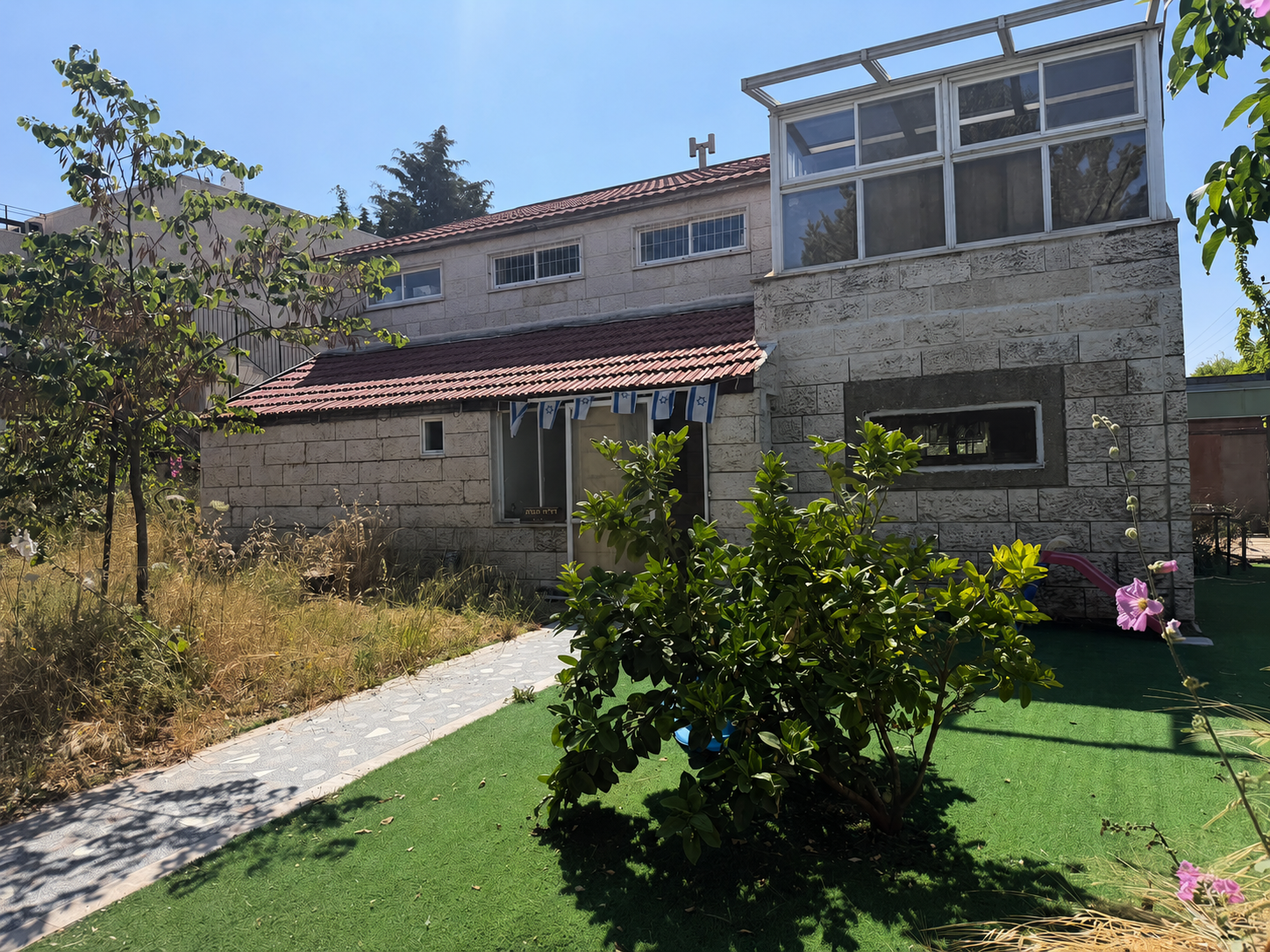 המבנה לפני ההריסה — וילה ישנה במצב מקורי