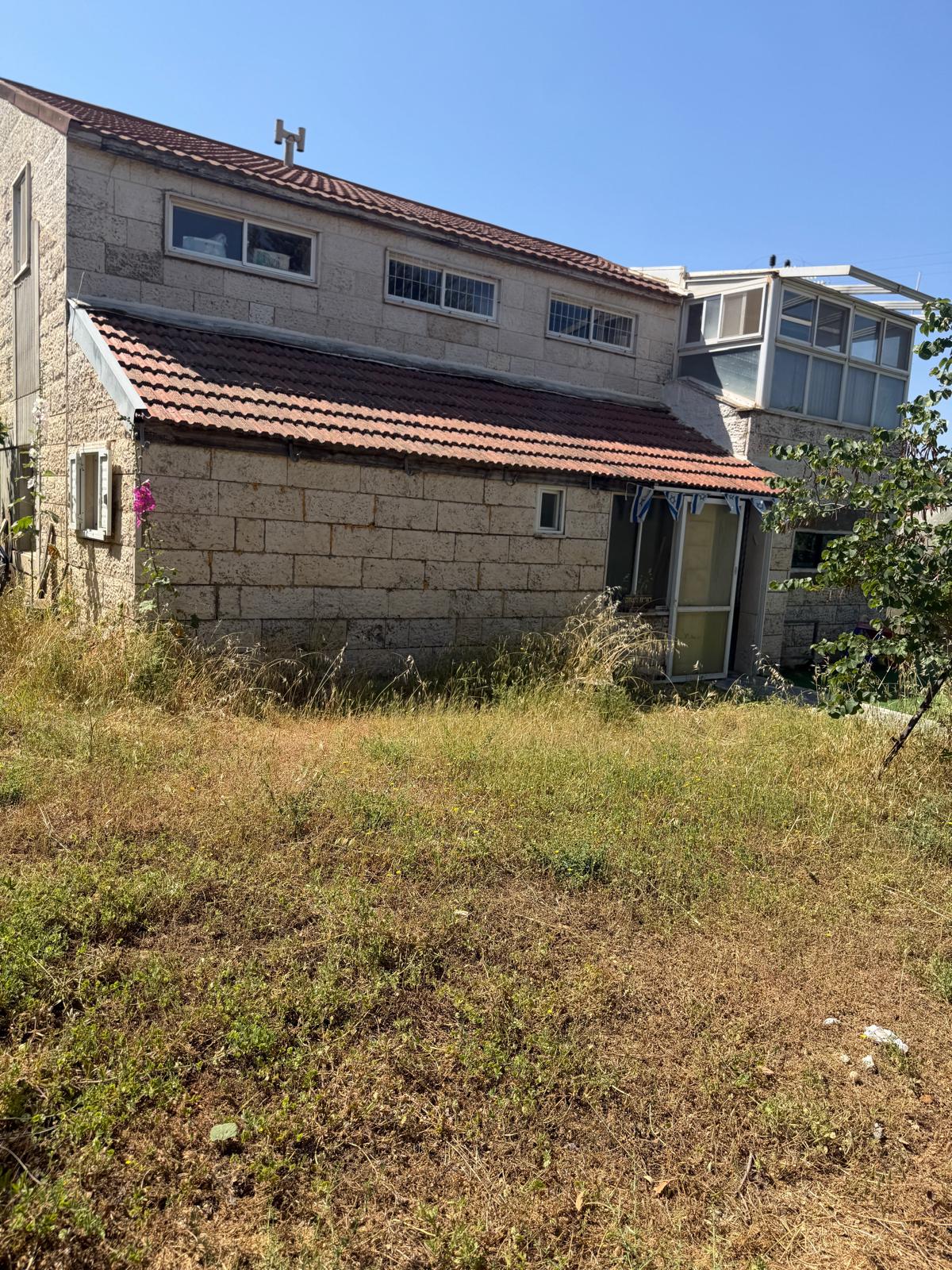 המבנה לפני ההריסה — וילה ישנה במצב מקורי